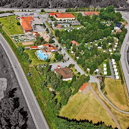 Hotel Bjoerkbackens Stugby I Vimmerby Esterno foto